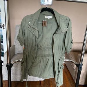 Green, mid sleeve jacket.